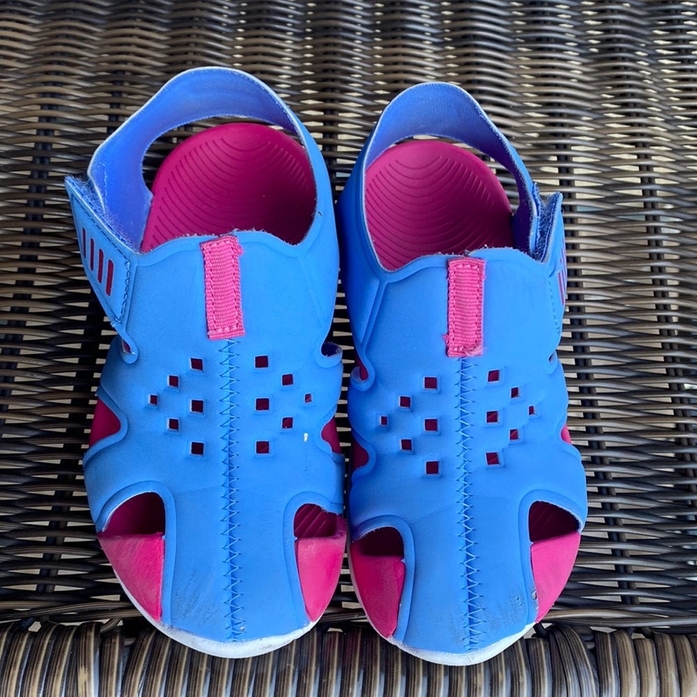 Toddler Girls Size 9/10 Swim Shoes